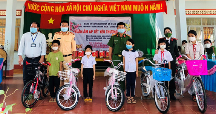 Công an huyện thăm, tặng quà cho các em học sinh có hoàn cảnh khó khăn tại Trường tiểu học Ea Wy nhân dịp Tết Nhâm Dần 2022